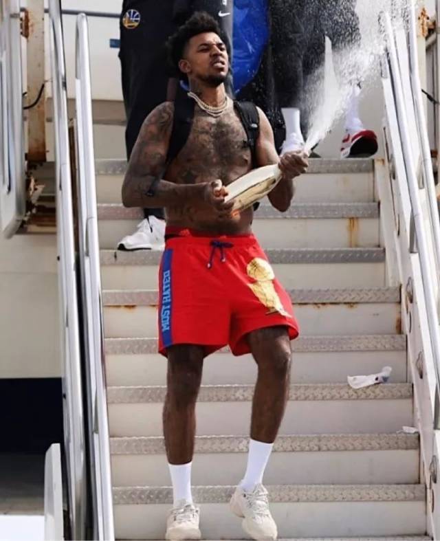 从2002年韩日世界杯开始喜欢上足球，当时政治老...（我的足球情结始于2002年韩日世界杯）