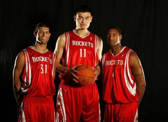 梅婷一家四口前往伯纳乌观战皇马vs尤文，女儿表示看完有点困（梅婷携家人四口现身伯纳乌观皇马对尤文，女儿笑称赛后有点困）