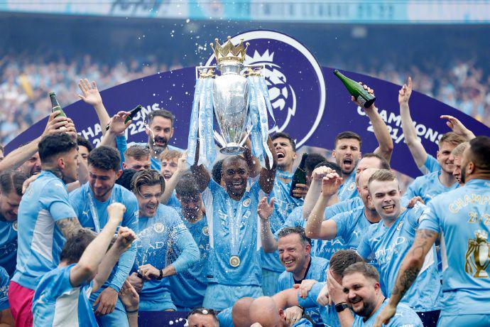 重归于好？取得胜利后阿隆索和维尼修斯击掌拥抱致意（胜利过后，阿隆索与维尼修斯击掌相拥，疑似破冰）