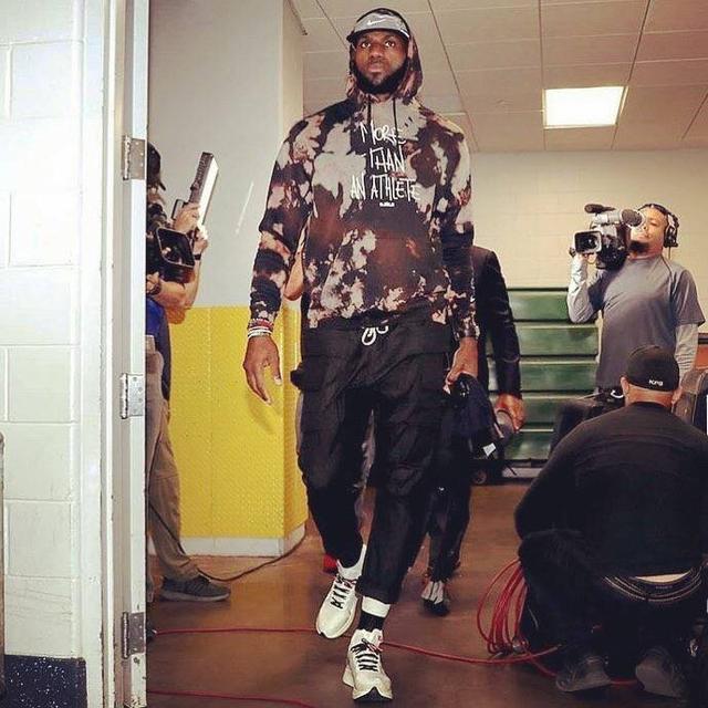 心系老东家，维尼修斯晒穿达尼洛弗拉门戈13号球衣打游戏（情牵旧主，维尼修斯晒身穿达尼洛弗拉门戈13号球衣打游戏）