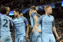 看着很难受！爱德华兹替补席手摸右肩面色痛苦 戴上护具（画面揪心：爱德华兹替补席捂右肩表情痛苦，随后佩戴护具）