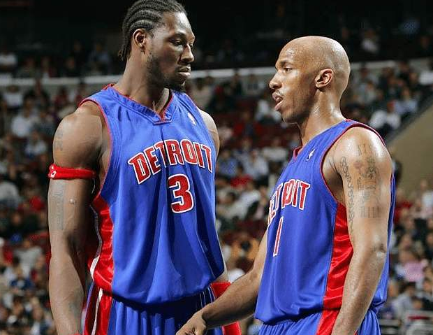 记者：因球迷投掷杂物，塞维主场被罚部分关闭三场且罚款4.5万欧（记者：球迷投掷杂物致塞维主场遭罚部分关闭3场并罚4.5万欧）