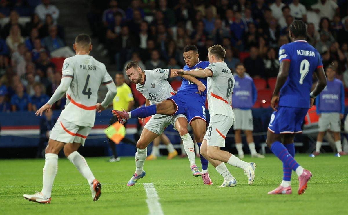 孔帕尼：给迪亚斯放了假和家人聚聚；明天赢球就接近锁定前八（孔帕尼：迪亚斯获准与家人团聚；明日若胜将接近锁定前八）