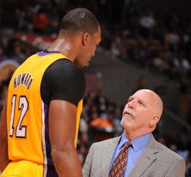 伦纳德32+12攻防两端立功，12次罚球全中创个人新高（伦纳德攻守俱佳轰32分12板，罚球12罚12中创生涯新高）