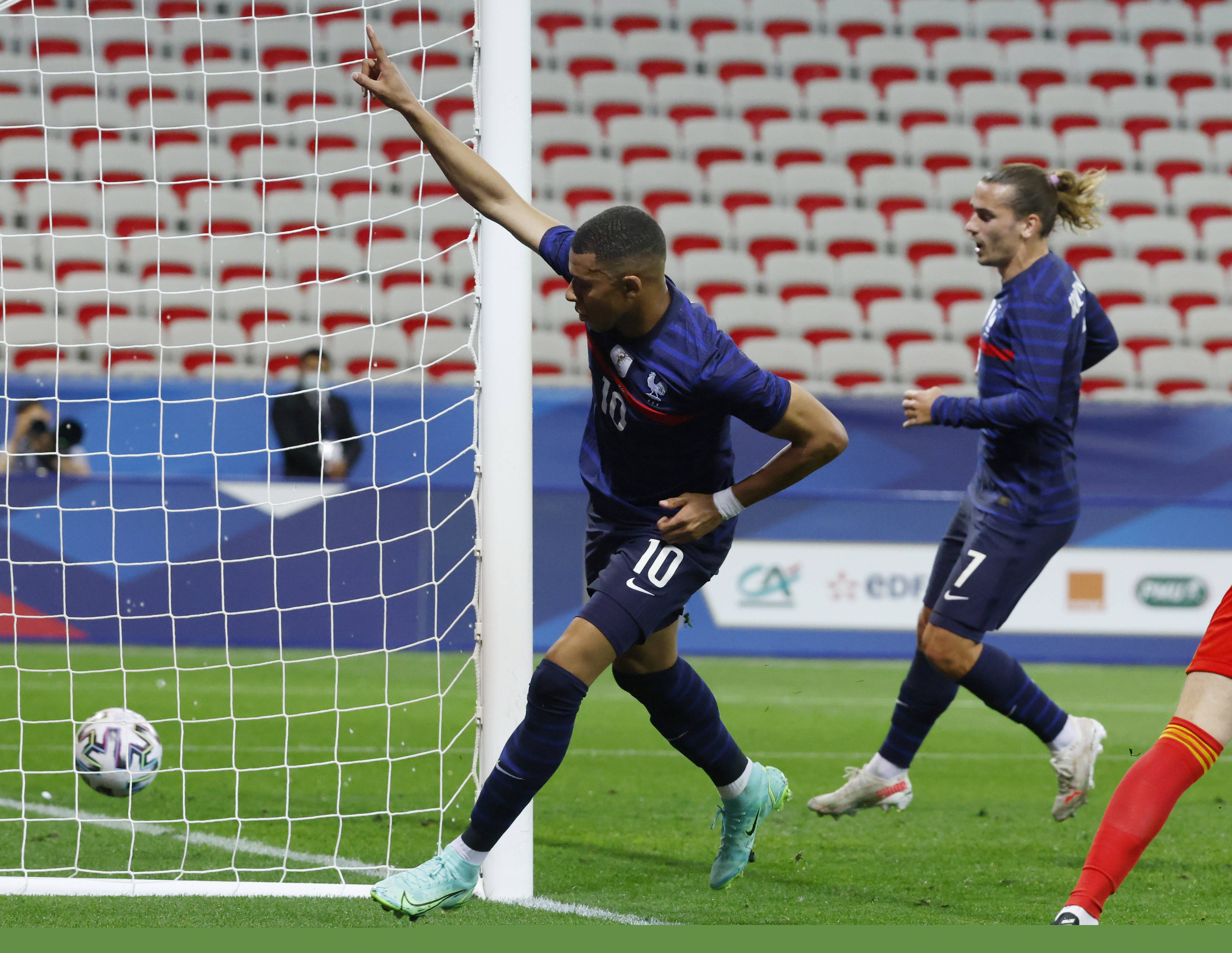 意甲第13轮裁判：科卢吹米兰vs拉齐奥，马萨吹罗马vs那不勒斯（意甲第13轮裁判名单：米兰vs拉齐奥由科卢执法，罗马vs那不勒斯由马萨吹罚）