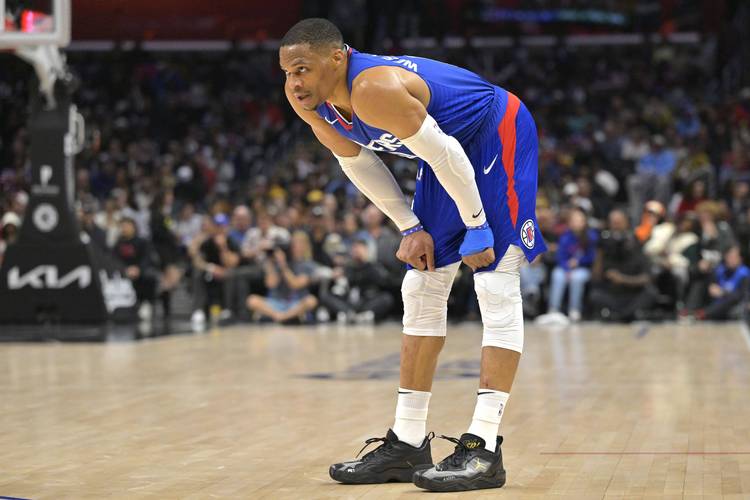 NBA半场：祖巴茨14分，快船54-51领先火箭（NBA半场战况：祖巴茨砍下14分，快船以54-51暂时领先火箭）