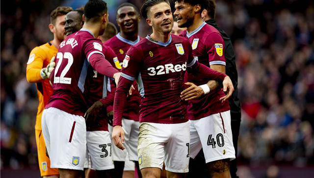 拿来吧你！柏林赫塔球员一把抢过对手教练给球员的战术小纸条（柏林赫塔球员当场抢走对手教练递给球员的战术纸条）