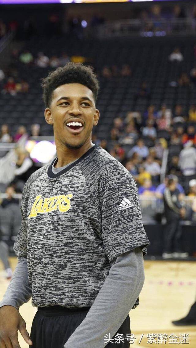 福苏-门萨：曼联青训以前规矩相当严格，比如必须穿黑色球鞋（福苏-门萨称曼联青训曾严苛到球鞋仅限黑色）