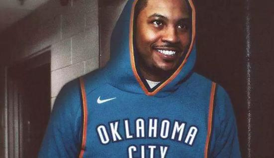 国安球员列队欢迎两位久违强援入队，中超金靴意外领衔，值得期待（两位久违强援归队获国安将士列队相迎，中超金靴意外打头阵，看点十足）