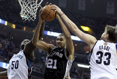 魔术生涯最强一战！贝恩狂轰37+8创新高，带队4连胜出线（魔术生涯代表作！贝恩37+8刷新纪录，率队豪取四连胜强势出线）