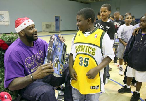 莱奥罚点前铃木彩艳对他说踢右边，最终莱奥踢向右边并且罚进（铃木彩艳点球前建议踢右，莱奥照做右侧破门）