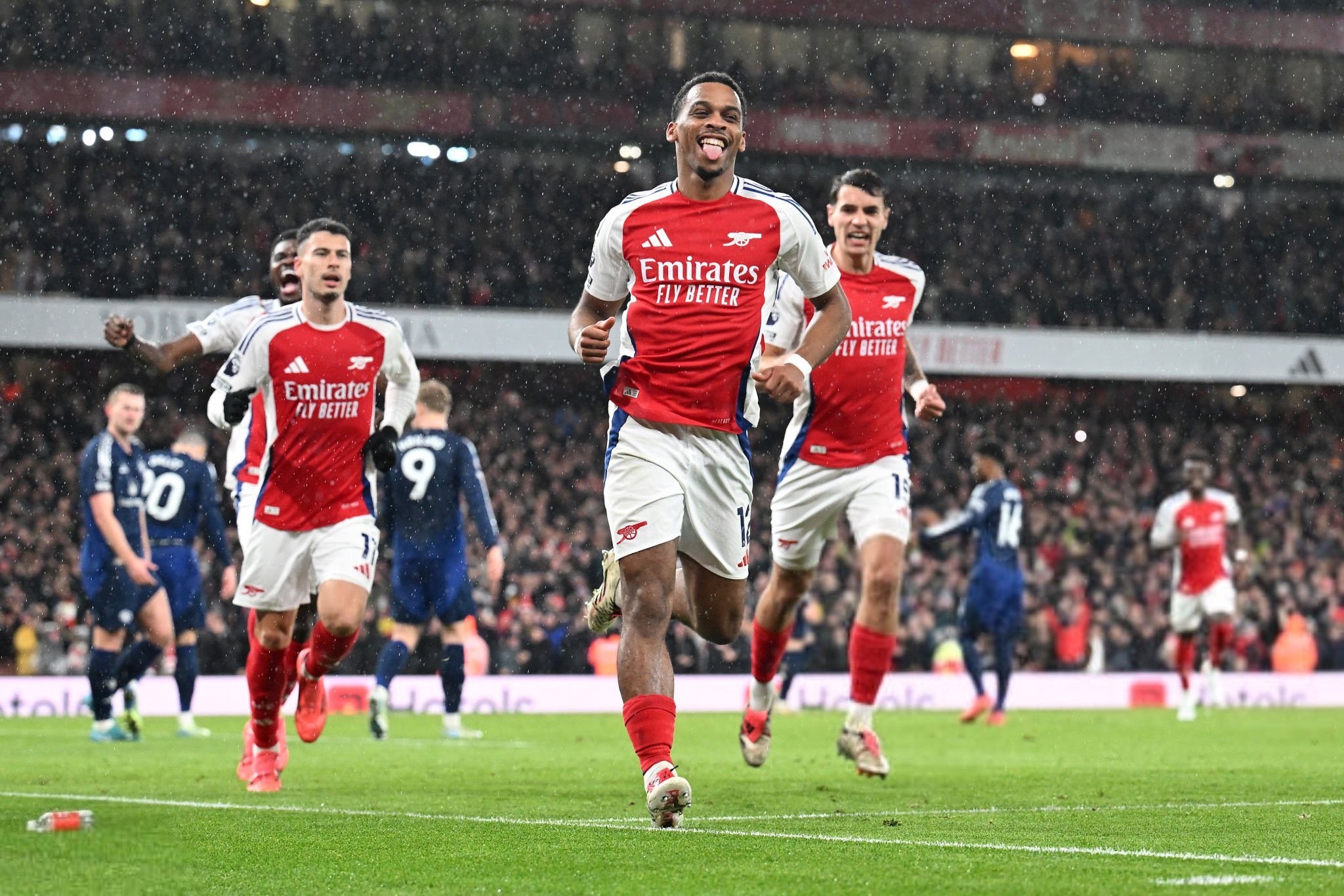 伯尔尼主帅谈骚乱：维拉球员在看台下庆祝，球迷认为被挑衅了（伯尔尼主帅解读骚乱：维拉球员看台下庆祝被球迷视为挑衅）