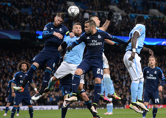 中后卫精准补防，挽救球队险境（中后卫及时补防，化解球队危机）