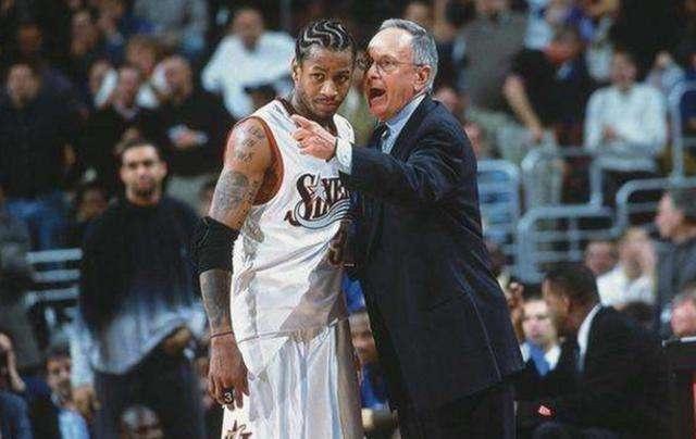 篮球篮网训练场出现意外，球员手指受伤（篮网队训练中突发意外，球员手指受伤）