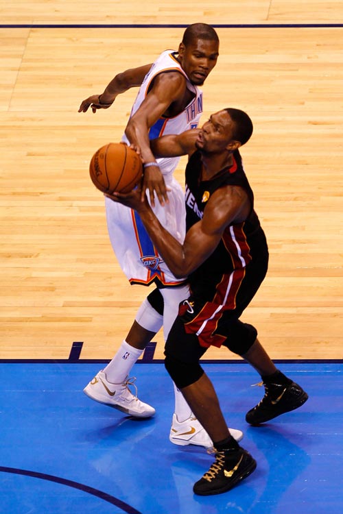 台州队赠沙埠窑青瓷姜糖礼盒，温州队回赠非遗茶饼（台州队以沙埠窑青瓷姜糖礼盒相赠，温州队以非遗茶饼回礼）