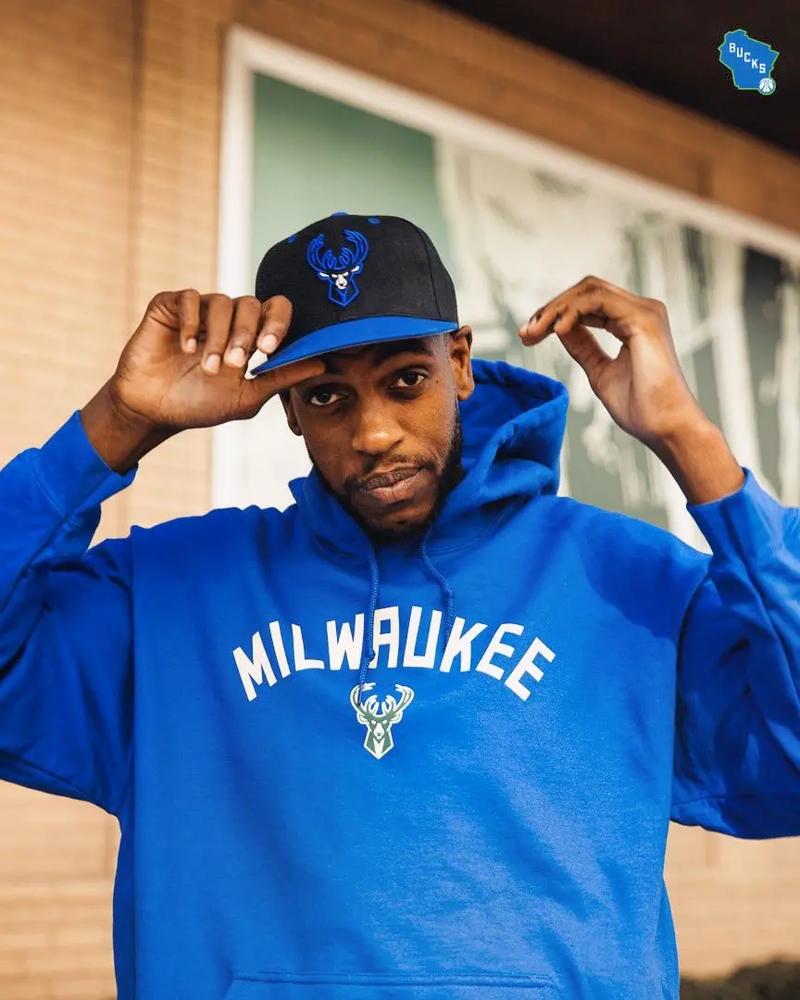 存在感拉满！狄龙半场15中8得到18分3助攻（手感火热！狄龙半场15投8中砍下18分3助攻）