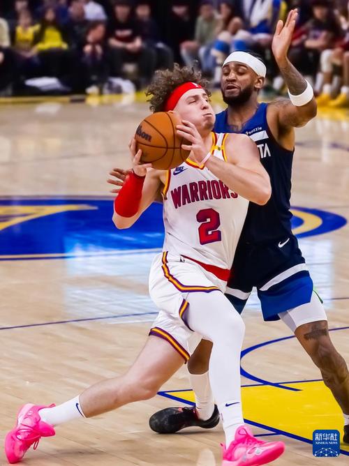 记者晒视频：钟义浩现场观看海牛比赛，海牛进球后他兴奋鼓掌（记者晒视频：钟义浩现场观战海牛，破门瞬间激动鼓掌）